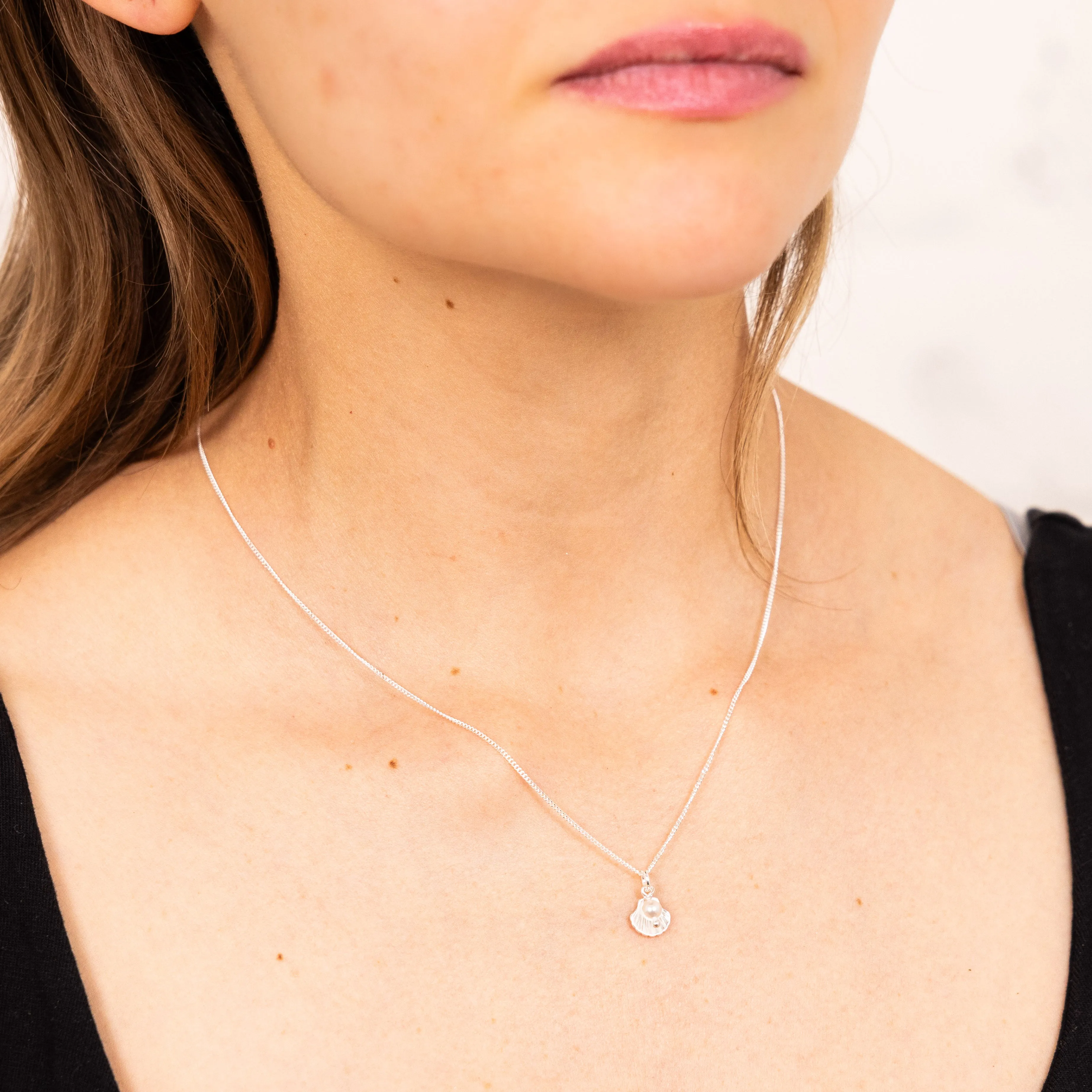 Sterling Silver Shell Pendant On 42 3cm Chain Shiels